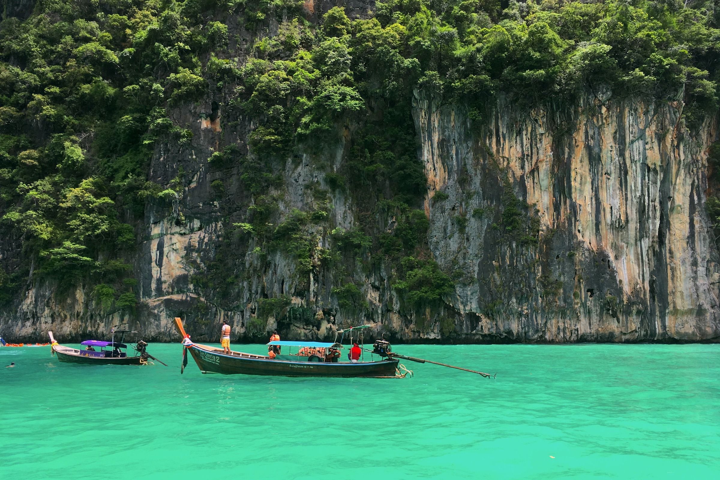 Island-Hopping by Longtail